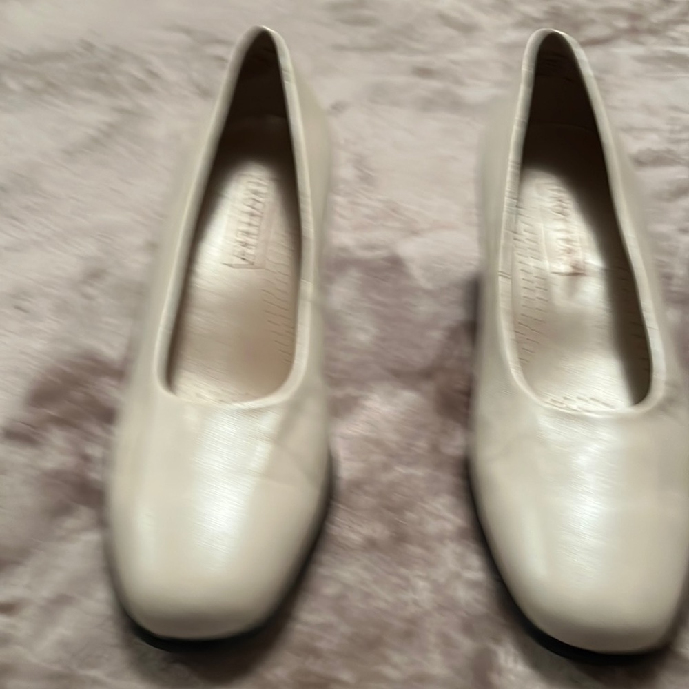 Women shoes by Trotters size 10W cream leather upper block heels